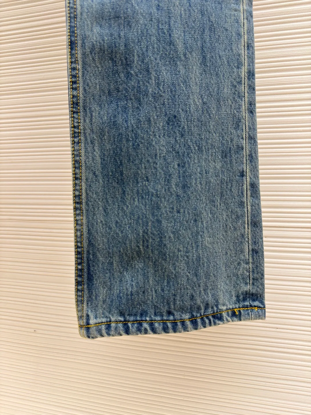 LOUIS VUITTON rope embroidered jeans ●Authentic product: purchased and developed by 13270 ●Item number: 1680836-A95 ●Fabric: denim fabric ●Technology: embroidery production ●Version: fitted version ●Weight: about 635 grams ●Size: S-M-L ●Description: The fabric is made of YB customized denim fabric, with straw rope embroidery design on the chest. The overall alignment is straight and delicate, the fabric is comfortable and soft, and the color is consistent without color difference. It can be matched with the same style to create a fashionable look and control various occasions. Customized accessories, complete with three standards, same style for men and women!